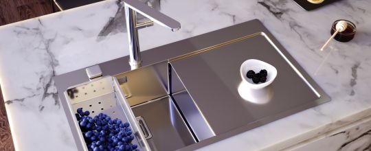 Moderno, minimalistično kuhinjsko korito iz nerjavnega jekla z odcejalniom