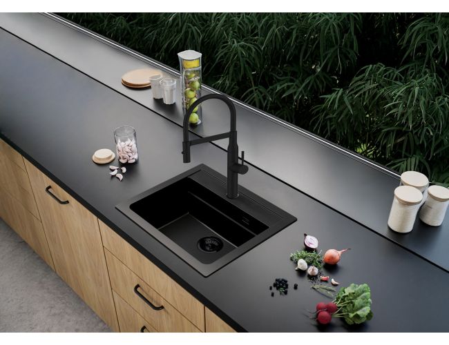 črno kuhinjsko korito s črnim odtokom Alveus Atrox Black Edition in moderno, visoko, kuhinjsko pipo v elegantni kuhinji